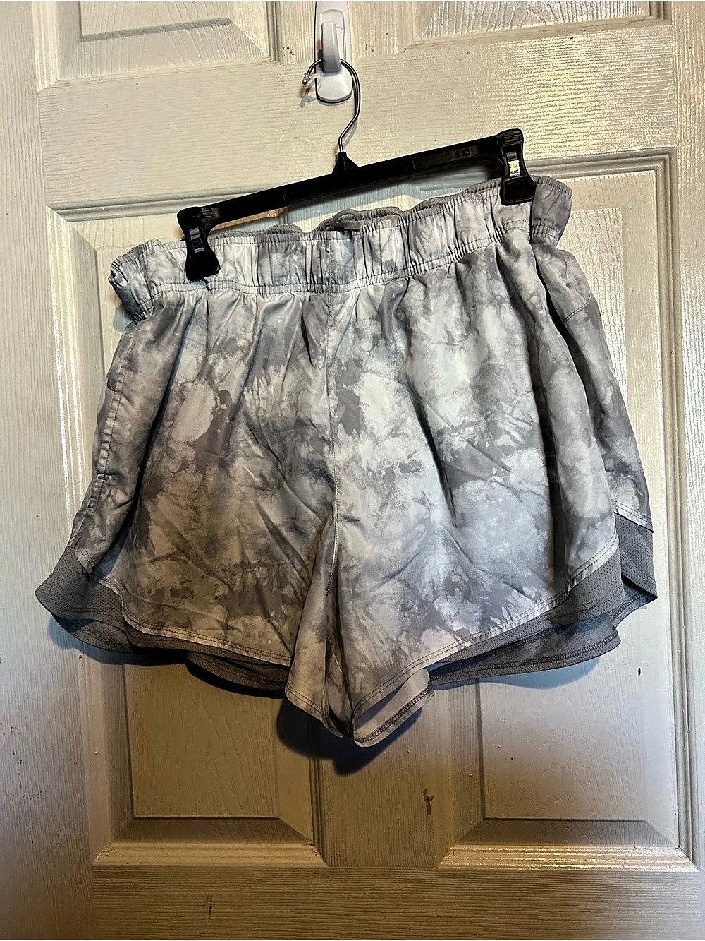 Women's Abstract Athletic Shorts in Gray & White Like New (XXL)